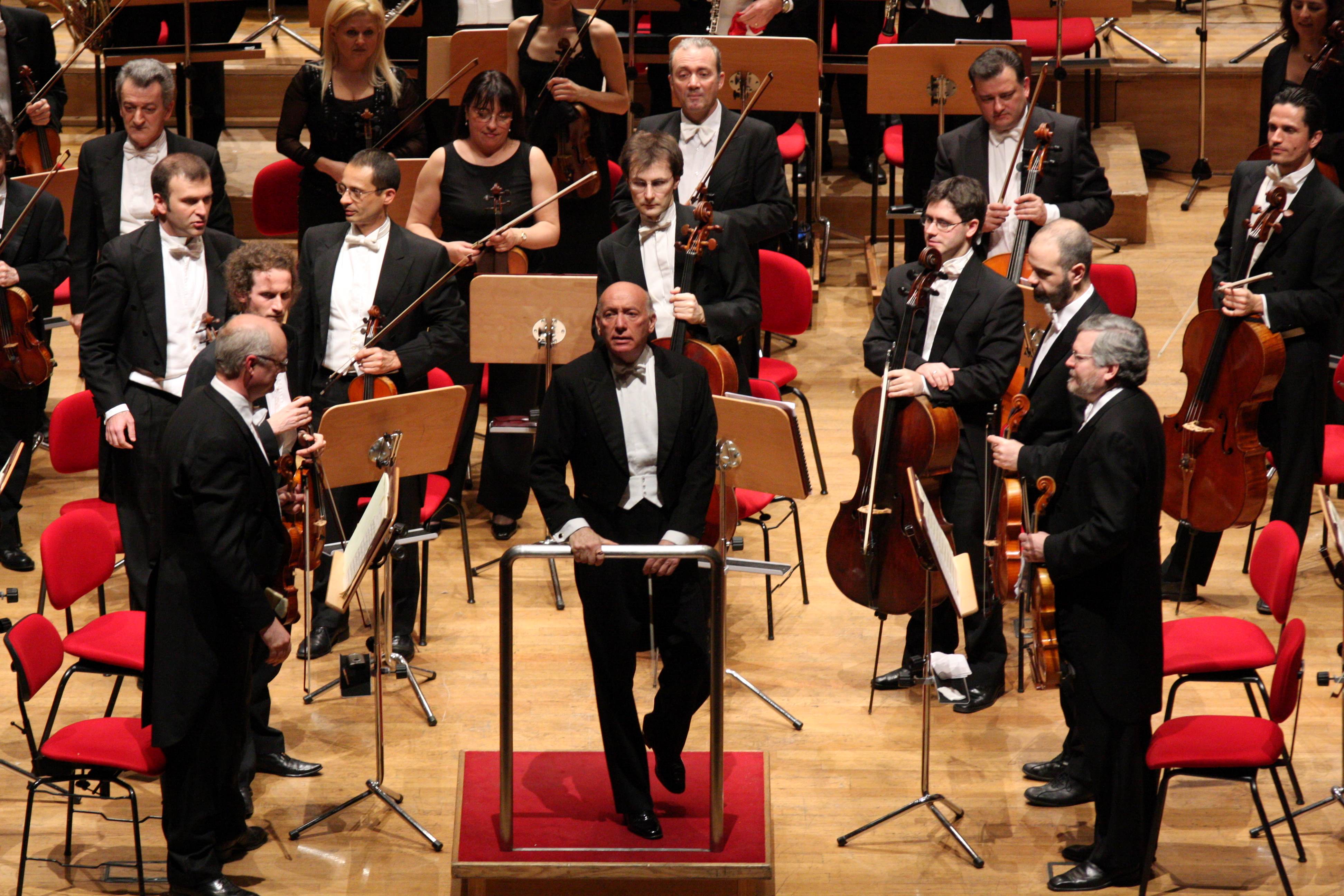 Pinchas Steinberg con l'Orchestra del TCBO ©Rocco Casaluci